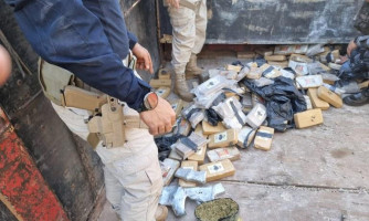 Em Primavera do Leste-MT, PRF apreende mais de 150kg de droga e fuzil escondidos em caminhão