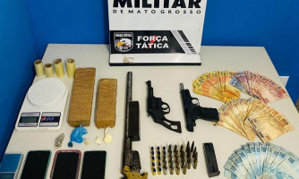 Força Tática prende dupla com armas, munições e drogas em Cáceres