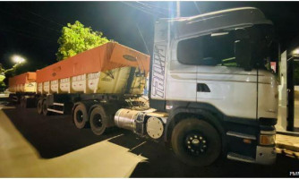 Polícia Militar recupera carreta com 47 toneladas de milho e prende cinco pessoas em flagrante