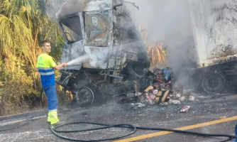 Carreta fica destruída após pegar fogo na BR-163