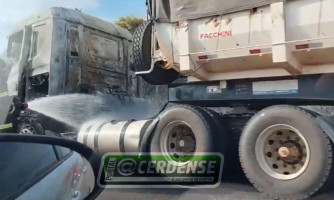 Carreta pega fogo e fica completamente destruída na BR 174, nas proximidades de Cáceres-MT