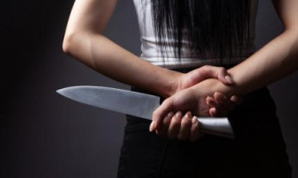 Mulher esfaqueia o marido, foge de casa e é presa em bar de MT