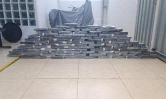 PM e PRF prendem motorista por tráfico, apreende carreta e 100 tabletes de cocaína