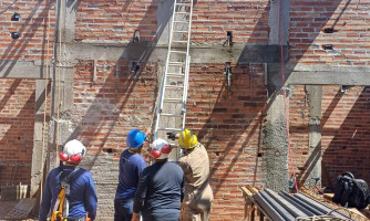 Bombeiros resgatam trabalhador que sofreu mal súbito em obra a 6 metros de altura