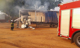 Bombeiros combatem incêndio em carreta carregada com algodão na BR-364