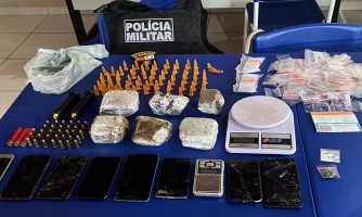 PM prende suspeito por tráfico e apreende porções de drogas e munições