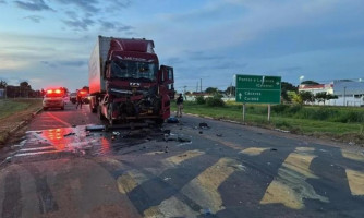 Caminhoneira morre em acidente entre dois veículos de carga em Pontes e Lacerda