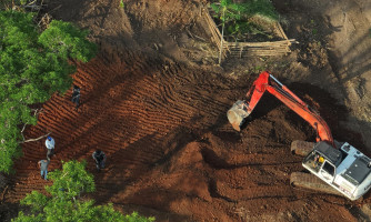 Crime ambiental: Força Tática apreende máquina em área de invasão próximo a Pontes e Lacerda