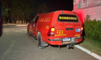 Dupla invade casa em Pontes e Lacerda, tenta matar morador e ateia fogo no local