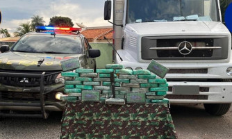 Gefron prende casal, apreende 50 tabletes de pasta base de cocaína e causa prejuízo de R$ 1,2 milhão ao crime