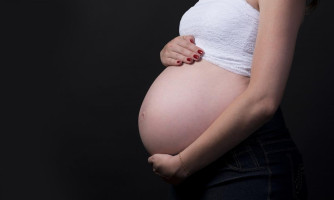 Grávidas são agredidas pelos companheiros e vão parar no hospital após dores na barriga