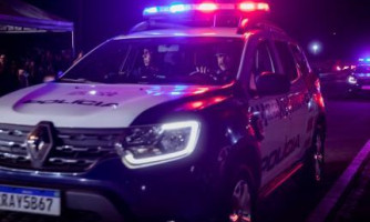 Homem leva tiros na orelha e no braço na porta de casa em Cáceres