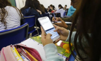 Senado aprova lei que mantém celulares na mochila e proíbe uso nas salas de aula