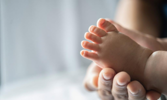 Adolescente pode entregar o filho para adoção em sigilo? Entenda como funciona