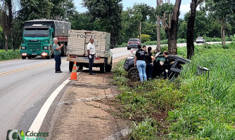 Morte na rodovia: carro sai da pista e bate em árvore
