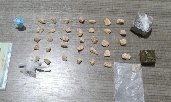 PM prende homem por tráfico, recupera veículo e apreende 38 porções de drogas