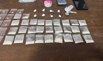 Mulher é presa pela Polícia Militar com porções de cocaína e comprimidos de ecstasy