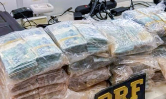 PRF apreende R$ 940 mil em fundo falso de veículo em MT