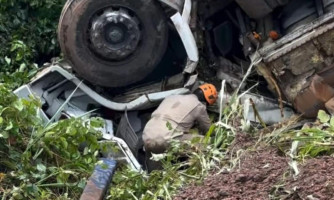 Corpo de Bombeiros resgata vitima presa às ferragens de caminhão após acidente na BR-174