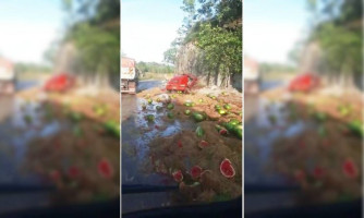 Acidente com caminhão carregado com melancia mata criança em MT