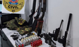 Armas, munições e acessórios são aprendidos com alvos de operação que apura homicídios em Pontes e Lacerda