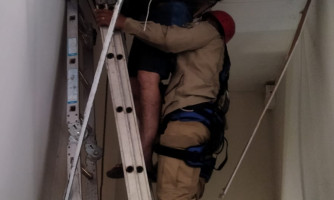 Bombeiros resgatam homem que sofreu choque elétrico e ficou preso em cima de forro de 4 metros de altura