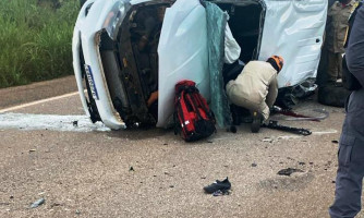 Bombeiros retiram vítima presa às ferragens de veículo após acidente na MT-100
