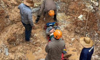 Bombeiros socorrem vítima que caiu em vala de cerca de quatro metros de profundidade em Pontes e Lacerda