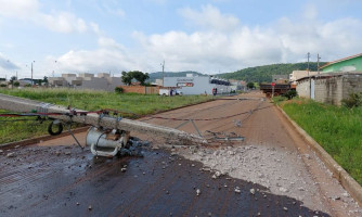 Caminhão derruba três postes e deixa parte da cidade sem energia e internet