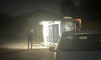 Carreta com carga de carne tomba e é saqueada na Serra de São Vicente