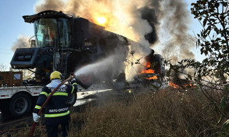 Corpo de Bombeiros Militar combate incêndio em carreta que transportava colheitadeira