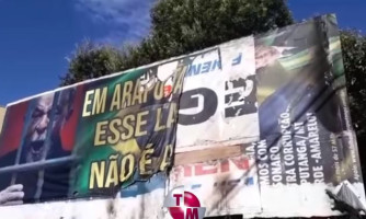 Desconhecidos colocam fogo em outdoor que criticava ex-presidente Lula em Araputanga