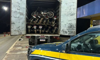 Em Cáceres, PRF recupera moto roubada transportada em carreta de sucata