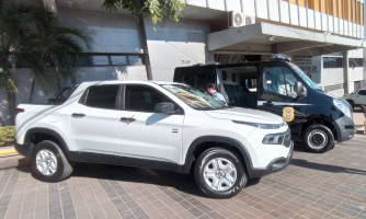 Entrega de caminhonetes e de furgão para transporte de presos trazem avanços para Polícia Civil no interior do estado