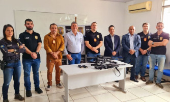 FAIXA DE FRONTEIRA: Deputado Moretto e delegado geral entregam fuzis para 11 cidades