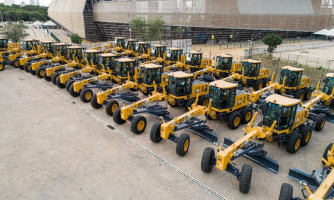 Governo entrega máquinas e equipamentos para manutenção de rodovias a prefeituras, consórcios e associações