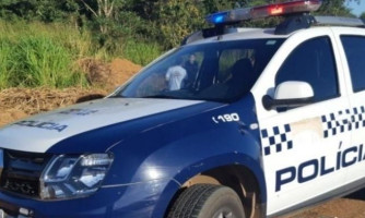 Homem esfaqueia esposa até a morte e chora para policiais