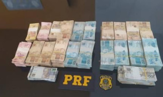 Homens não citam origem de R$ 500 mil achados em carro pela PRF