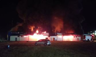 Incêndio de grandes proporções atinge parte do Frigorífico JBS em Pontes e Lacerda-MT