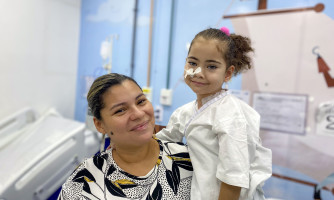 Mãe de menina de 4 anos operada no Hospital Estadual Santa Casa comemora recuperação da filha