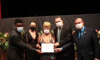 Max Russi homenageia personalidades negras e cria lei do Dia Estadual de Tereza de Benguela