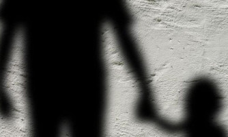 Menina de 4 anos conta que é abusada sexualmente pelo marido da babá