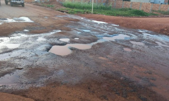 Morador grava vídeo pedindo providencias com relação a buracos em Avenida de Pontes e Lacerda