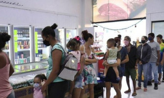 Moradores fazem fila para receber doações de ossinhos no interior de MT