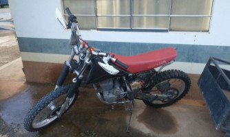 Motocicleta furtada em Campos de Júlio é recuperada pela Polícia Civil em oficina em Comodoro