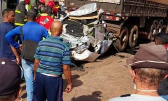 Mulher fica em estado grave após ter carro prensado por caminhões em MT