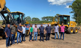 “Nunca tivemos tanto”, diz prefeito de Comodoro ao receber máquinas do deputado Moretto