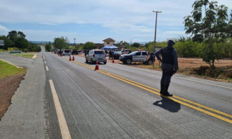 Operação da PM aborda 85 veículos, apreende drogas e prende seis pessoas na Estrada do Manso
