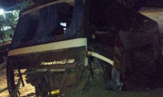 Pai e filho morrem e 6 ficam feridos após ônibus que transportava estrangeiros tombar na Serra de São Vicente em MT