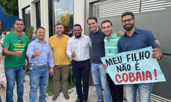 Pais fazem protesto contra passaporte da vacina para crianças em Rondonópolis (MT)